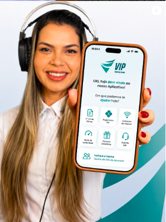 Cliente apresenta o aplicativo VIP Telecom aberto no celular