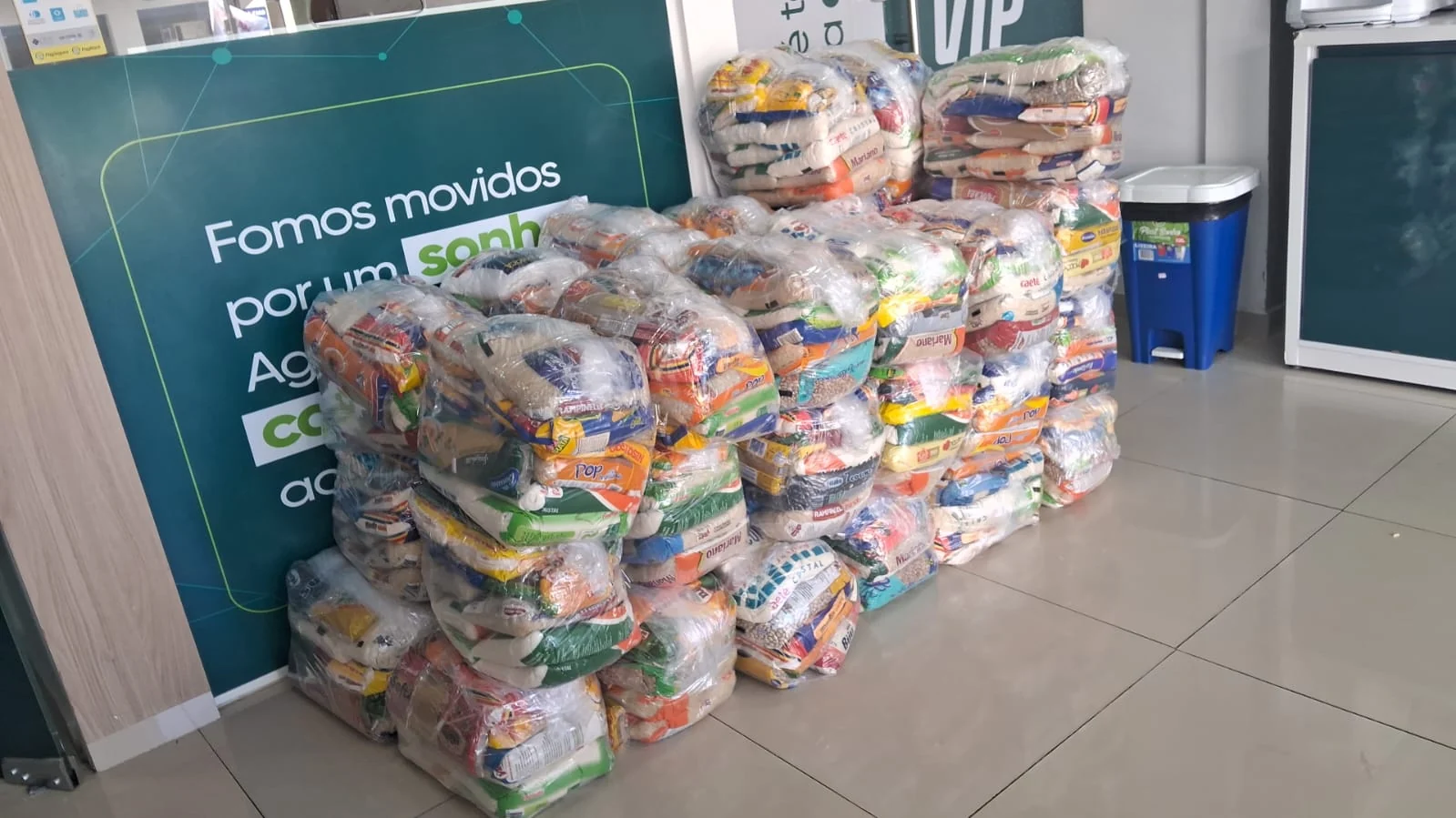 Cestas e alimentos arrecadados para a ação solidária