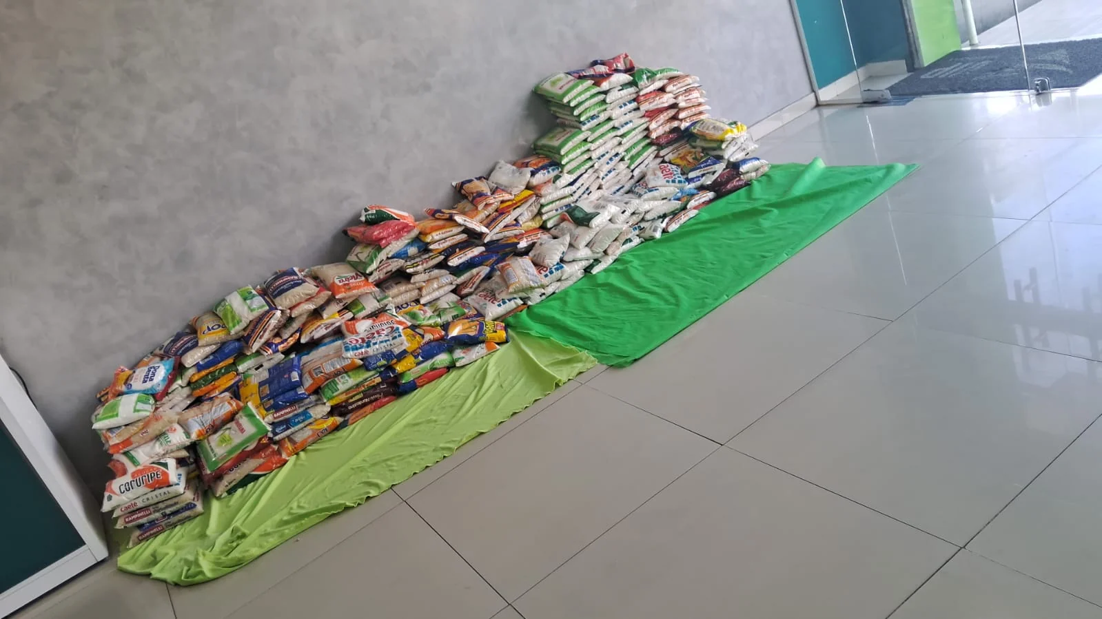 Alimentos organizados para a entrega solidária