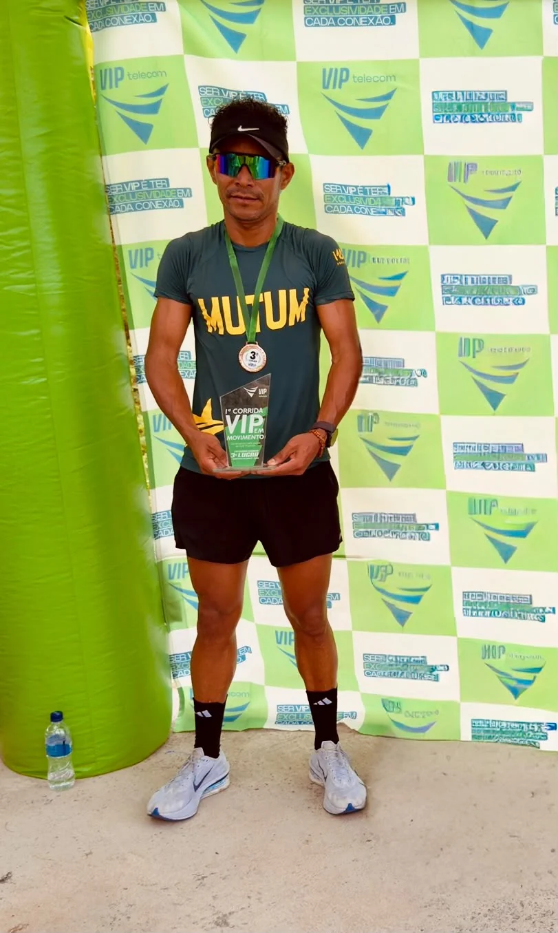 Elialdo Balbino com o troféu de terceiro lugar