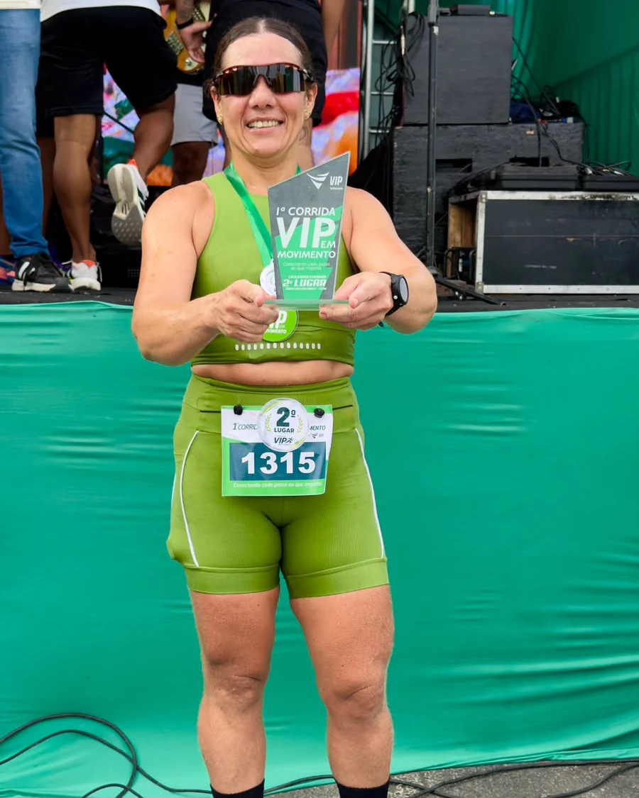 Érica Karine Silva do Nascimento, segundo lugar feminino, com o troféu