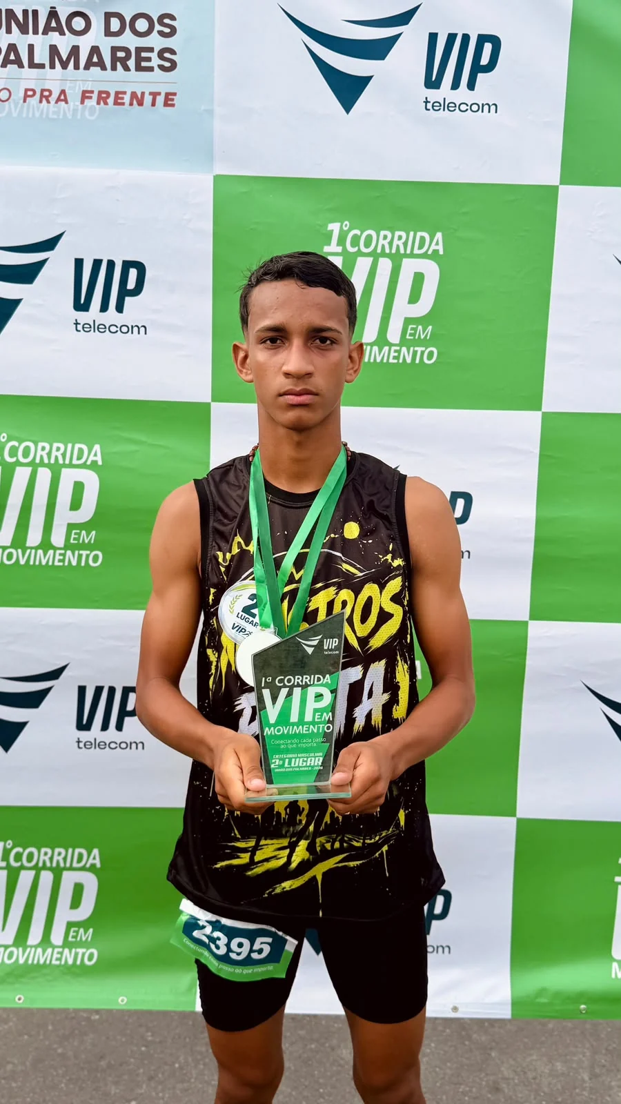 José Rafael da Silva com o troféu de segundo lugar
