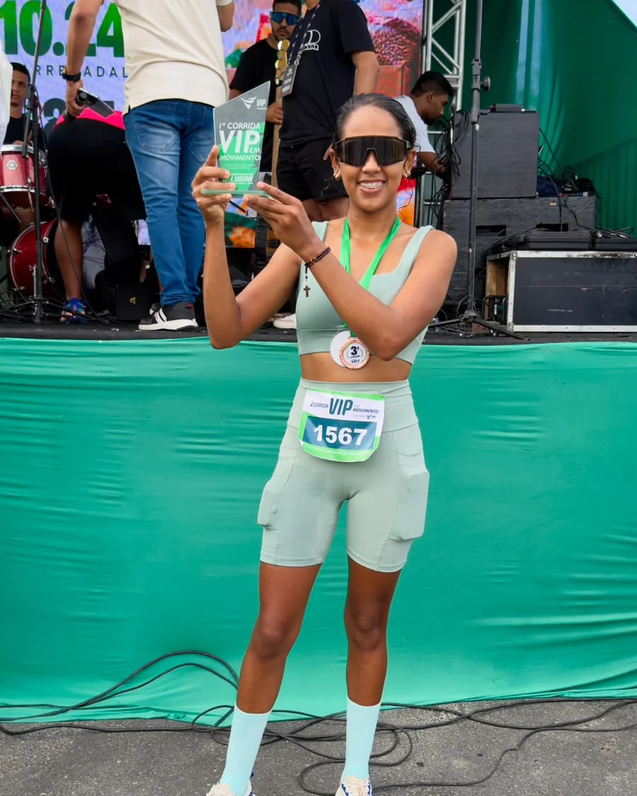 Maria Helena Pereira, terceiro lugar feminino, com o troféu