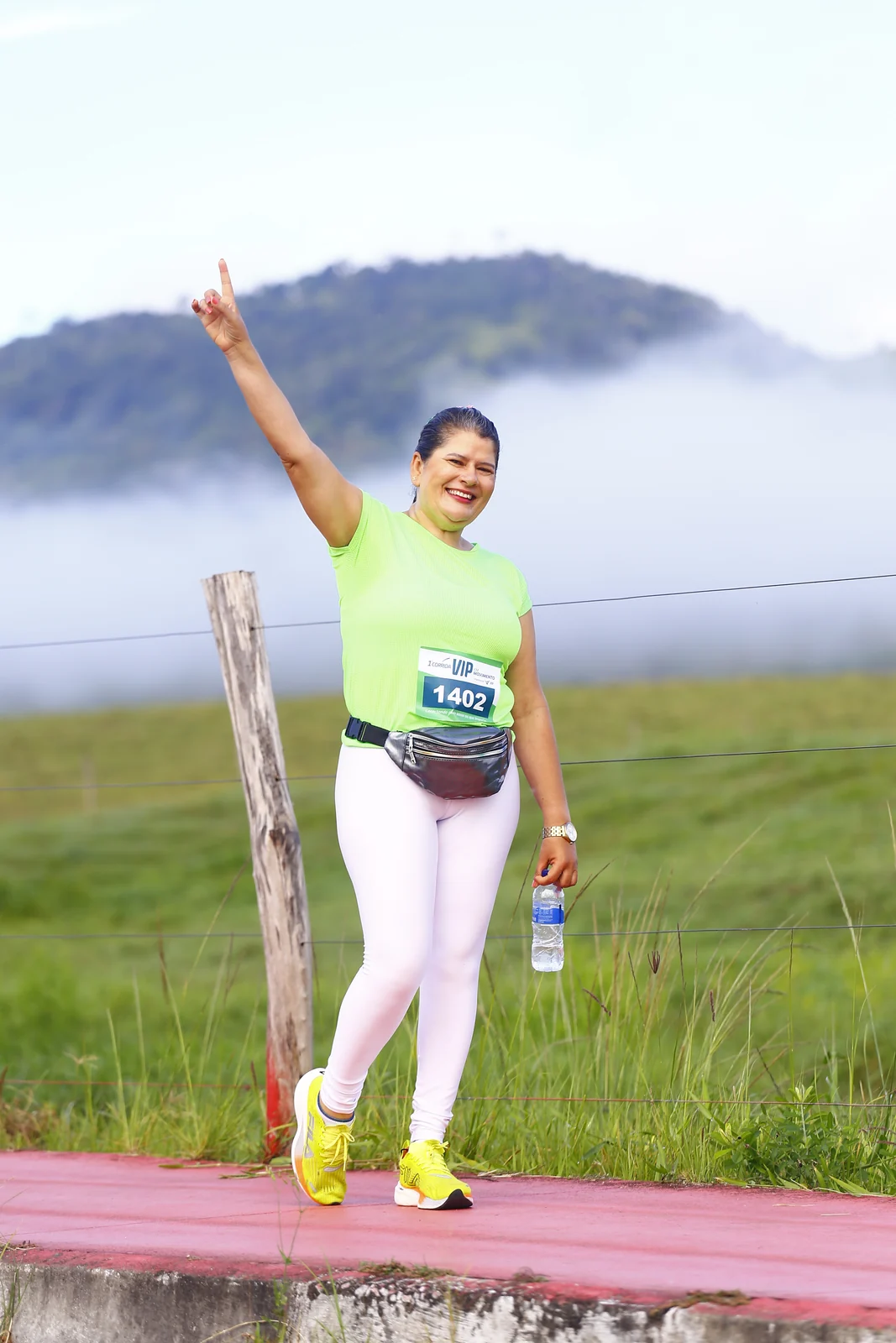 Participante celebra durante o percurso da corrida